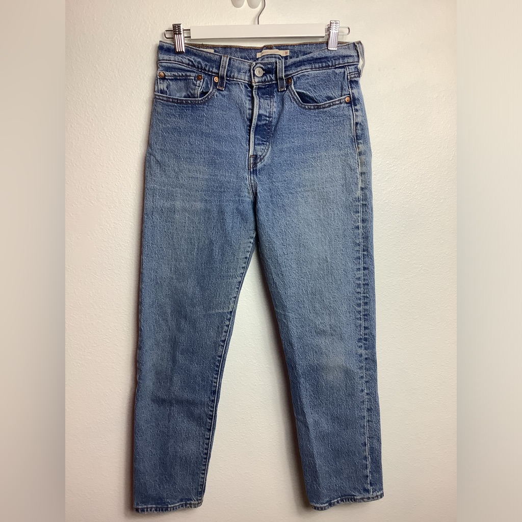 Levi’s Button Fly Women’s Size 28 Wedgie Straight Jeans , Classic 5 Pocket .